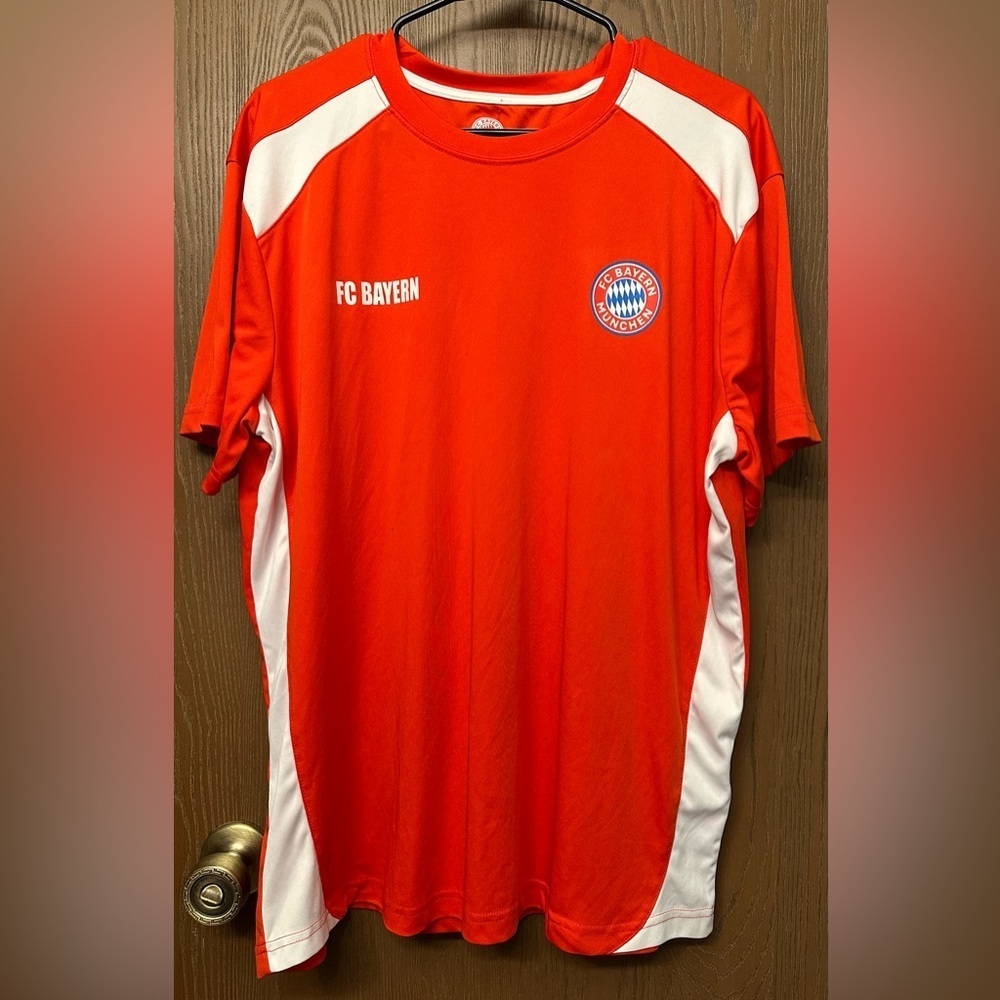 FC‎ Bayern Official Merch Men’s Red Short Sleeve Shirt Size XL Football Soccer